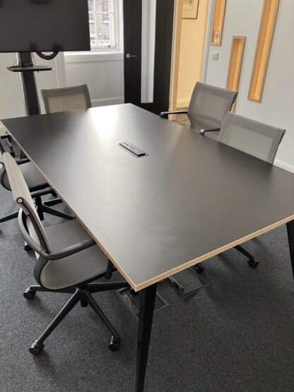 Mobili Vega Meeting Table